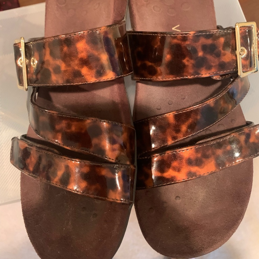 Cushiony, patterned sandals - Picture 2 of 5